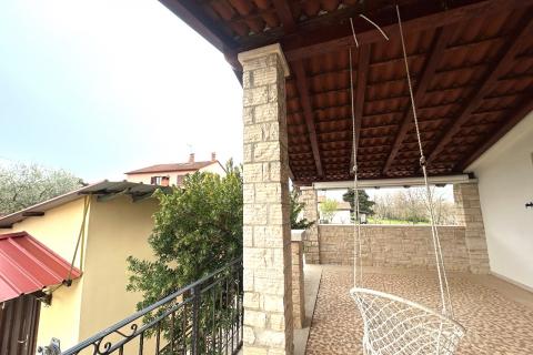 Vižinada, apartman za dugoročni najam sa terasom i dvori&scaron;tem