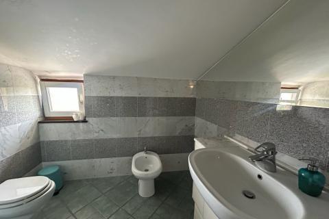 Vižinada, apartman za dugoročni najam sa terasom i dvori&scaron;tem