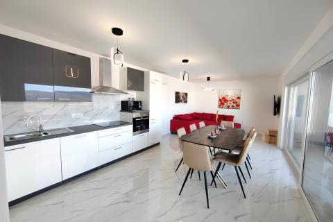 OTOK KRK okolica grada Krka dvojna kuća sa panoramskim pogledom na more