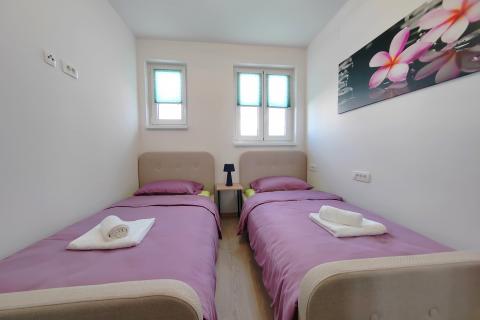 OTOK KRK okolica grada Krka dvojna kuća sa panoramskim pogledom na more