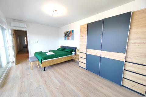 OTOK KRK okolica grada Krka dvojna kuća sa panoramskim pogledom na more