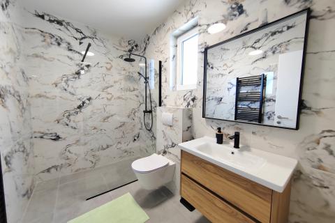 OTOK KRK okolica grada Krka dvojna kuća sa panoramskim pogledom na more