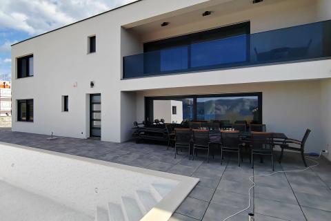 OTOK KRK okolica grada Krka dvojna kuća sa panoramskim pogledom na more