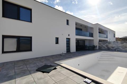 OTOK KRK okolica grada Krka dvojna kuća sa panoramskim pogledom na more