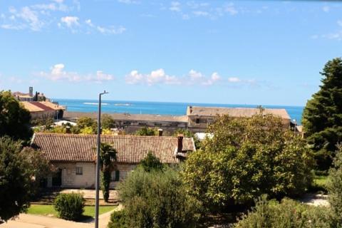 POREČ- stan s garažom