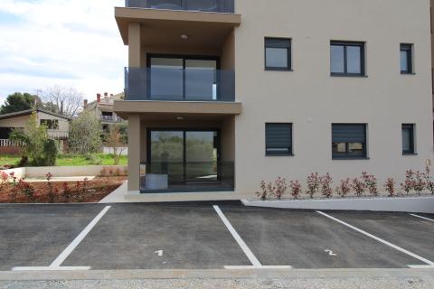 Istra, Tar-Vabriga, dvosobni stan s okućnicom u novogradnji