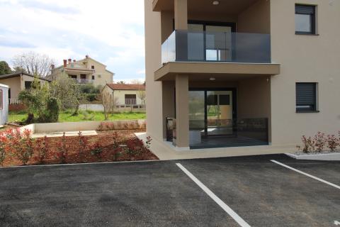 Istra, Tar-Vabriga, dvosobni stan s okućnicom u novogradnji