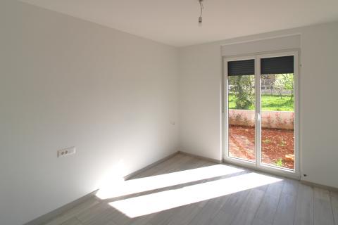 Istra, Tar-Vabriga, dvosobni stan s okućnicom u novogradnji