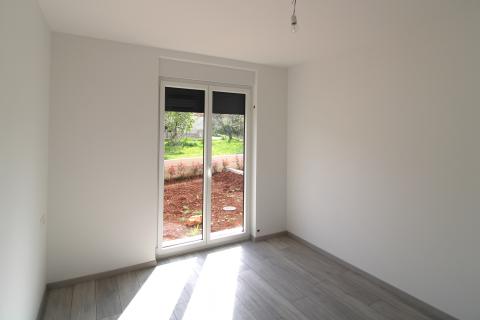 Istra, Tar-Vabriga, dvosobni stan s okućnicom u novogradnji