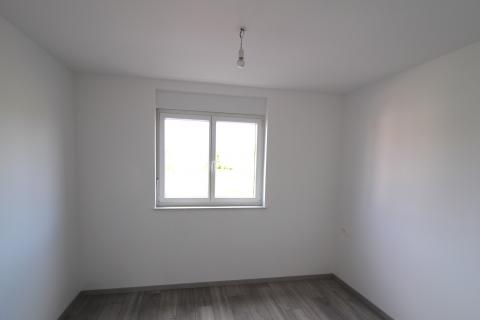 Istra, Tar-Vabriga, dvosobni stan s okućnicom u novogradnji