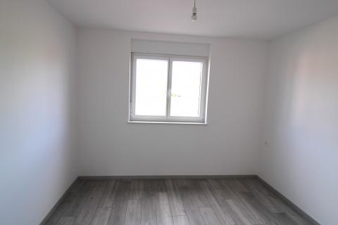 Istra, Tar-Vabriga, dvosobni stan s okućnicom u novogradnji