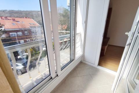 Rijeka, &Scaron;kurinje, adaptiran stan s balkonom