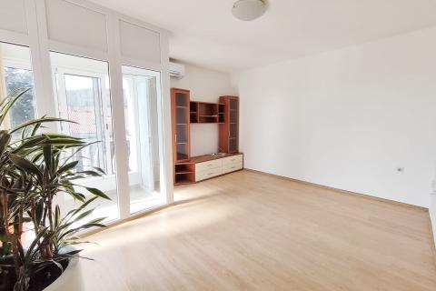 Rijeka, &Scaron;kurinje, adaptiran stan s balkonom