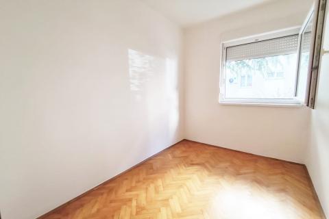 Rijeka, &Scaron;kurinje, adaptiran stan s balkonom