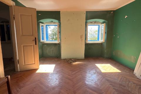 Rijeka, Kostrena, kuća za adaptaciju s velikom okućnicom