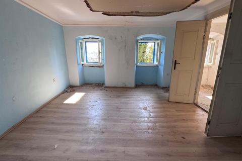 Rijeka, Kostrena, kuća za adaptaciju s velikom okućnicom