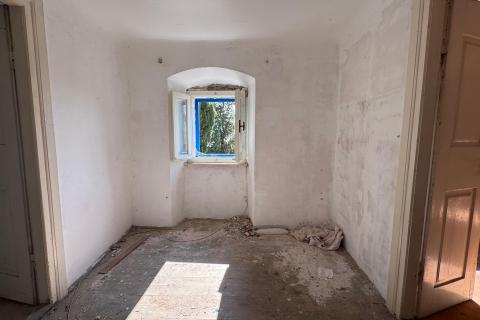 Rijeka, Kostrena, kuća za adaptaciju s velikom okućnicom