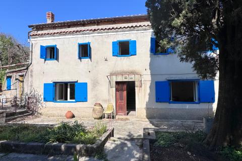 Rijeka, Kostrena, kuća za adaptaciju s velikom okućnicom