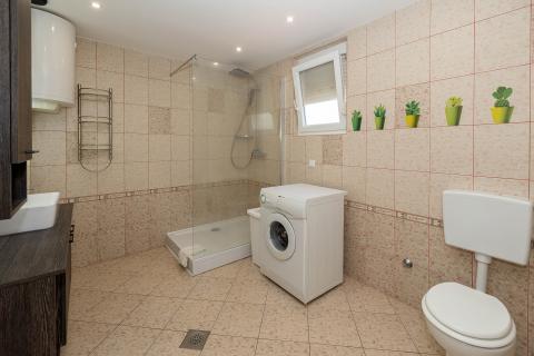 Цриквеница, Драмаль &ndash; дом с 7 апартаментами в туристическом бизнесе