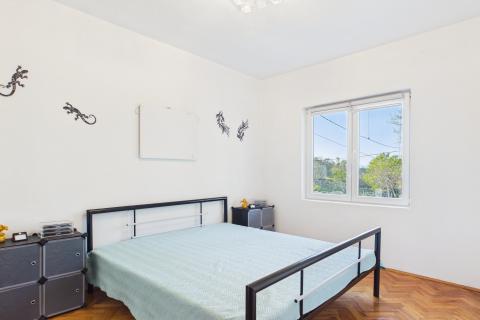 Senj, Sv. Juraj &ndash; Haus mit gro&szlig;em Grundst&uuml;ck, 500 m vom Meer entfernt