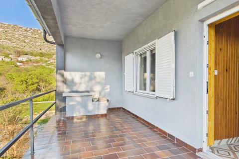 Senj, Sv. Juraj &ndash; Haus mit gro&szlig;em Grundst&uuml;ck, 500 m vom Meer entfernt