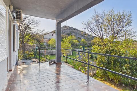 Senj, Sv. Juraj &ndash; Haus mit gro&szlig;em Grundst&uuml;ck, 500 m vom Meer entfernt