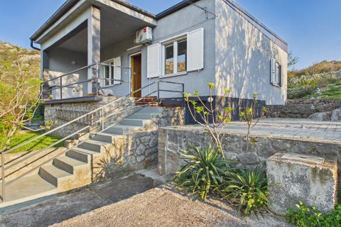 Senj, Sv. Juraj &ndash; Haus mit gro&szlig;em Grundst&uuml;ck, 500 m vom Meer entfernt