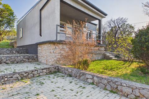 Senj, Sv. Juraj &ndash; Haus mit gro&szlig;em Grundst&uuml;ck, 500 m vom Meer entfernt