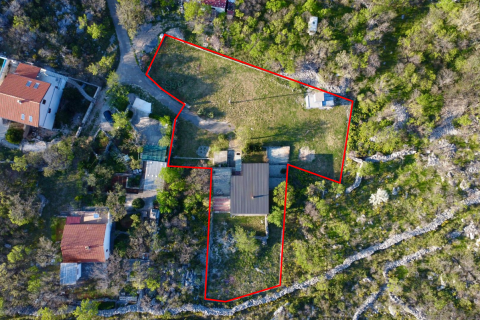 Senj, Sv. Juraj &ndash; Haus mit gro&szlig;em Grundst&uuml;ck, 500 m vom Meer entfernt