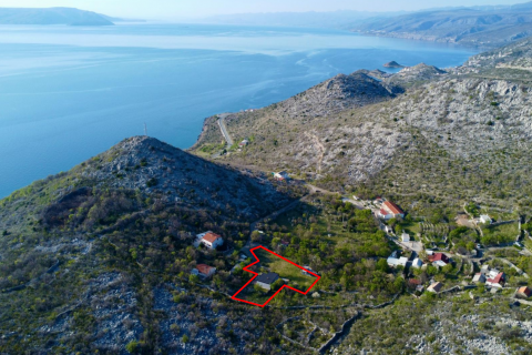 Senj, Sv. Juraj &ndash; Haus mit gro&szlig;em Grundst&uuml;ck, 500 m vom Meer entfernt