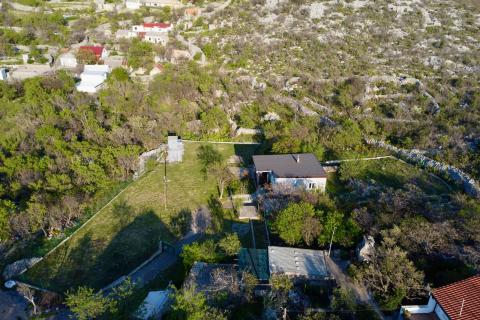 Senj, Sv. Juraj &ndash; Haus mit gro&szlig;em Grundst&uuml;ck, 500 m vom Meer entfernt