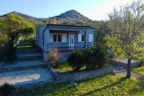 Senj, Sv. Juraj &ndash; Haus mit gro&szlig;em Grundst&uuml;ck, 500 m vom Meer entfernt