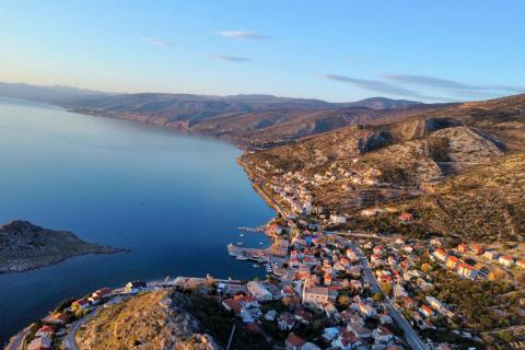 Senj, Sv. Juraj &ndash; Haus mit gro&szlig;em Grundst&uuml;ck, 500 m vom Meer entfernt
