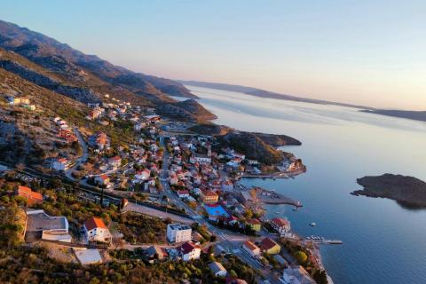 Senj, Sv. Juraj &ndash; Haus mit gro&szlig;em Grundst&uuml;ck, 500 m vom Meer entfernt