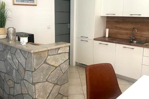 OTOK KRK -PINEZIĆI apartman u prizemlju sa terasom i garažom