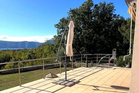 OTOK KRK -PINEZIĆI apartman u prizemlju sa terasom i garažom