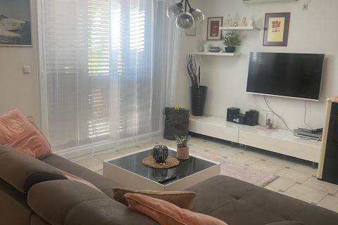 OTOK KRK -PINEZIĆI apartman u prizemlju sa terasom i garažom