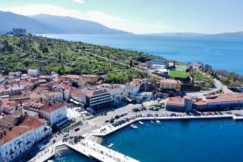 Сенj, центр &ndash; двухуровневая квартира в самом центре города