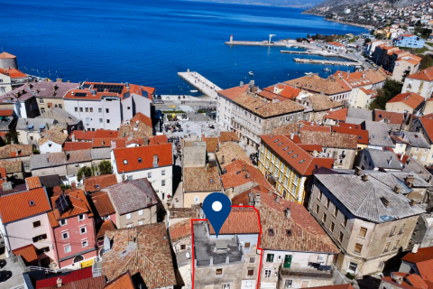 Сенj, центр &ndash; двухуровневая квартира в самом центре города