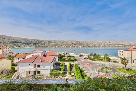 Pag, centar - dvosoban stan u centru sa pogledom na more