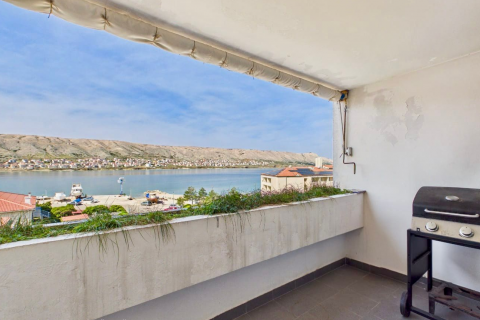 Pag, centar - dvosoban stan u centru sa pogledom na more