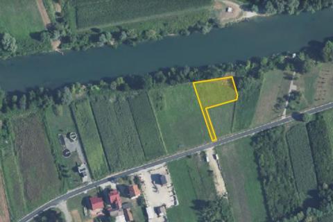 Ozalj, Tr&scaron;ka - građevinsko zemlji&scaron;te 1433 m2 uz rijeku Kupu idealno za seoski turizam