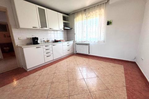 Jakovlje, samostojeća kuća i gospodarski objekti sa velikim zemlji&scaron;tem