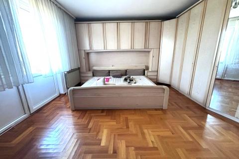 Jakovlje, samostojeća kuća i gospodarski objekti sa velikim zemlji&scaron;tem