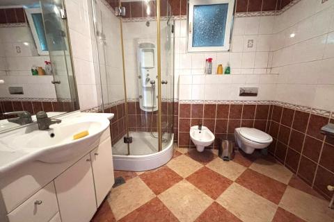 Jakovlje, samostojeća kuća i gospodarski objekti sa velikim zemlji&scaron;tem