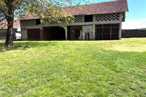 Jakovlje, samostojeća kuća i gospodarski objekti sa velikim zemlji&scaron;tem