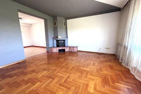 Jakovlje, samostojeća kuća i gospodarski objekti sa velikim zemlji&scaron;tem