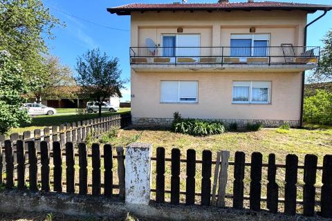 Jakovlje, samostojeća kuća i gospodarski objekti sa velikim zemlji&scaron;tem