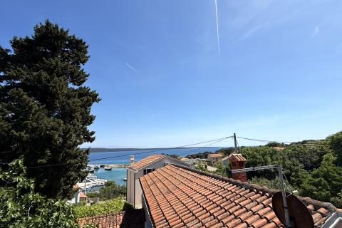 Lo&scaron;inj, Nerezine, Dvije kuće, garaža, vrt