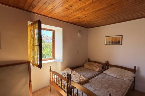 Lo&scaron;inj, Nerezine, Dvije kuće, garaža, vrt